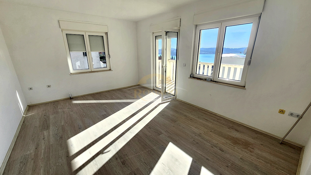 Trosobno stanovanje v Okrugu Gornjem/Čiovo z veliko teraso, garažo in pogledom na morje